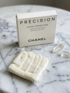 Chanel Precision Ultra Correction Massage Gloves White Knit NIB Damaged Box
